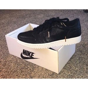 WOMENS NIKE AIR JORDAN 1 RETRO LOW SIZE 8.5
